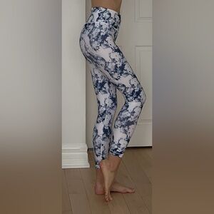 GAP Blue and White Cloud Print Leggings